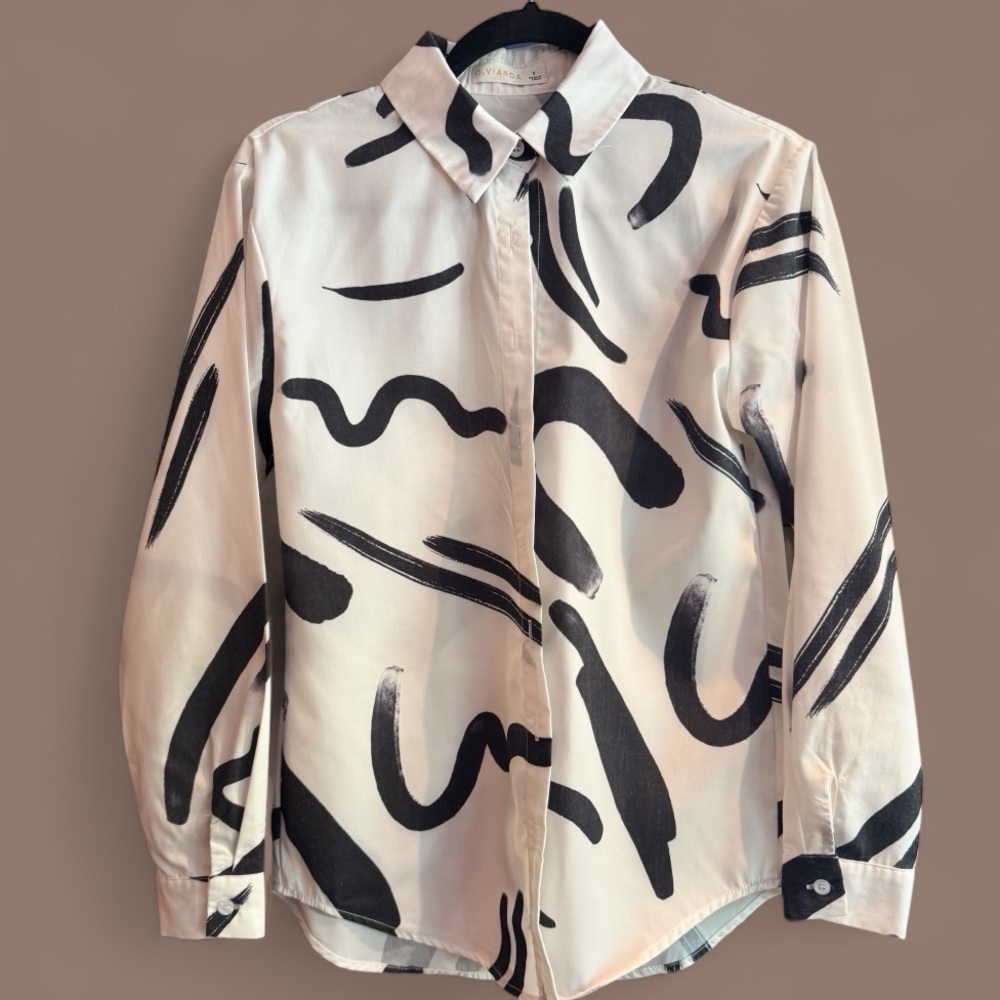 Women's abstract print button-down long-sleeved shirt. Size S